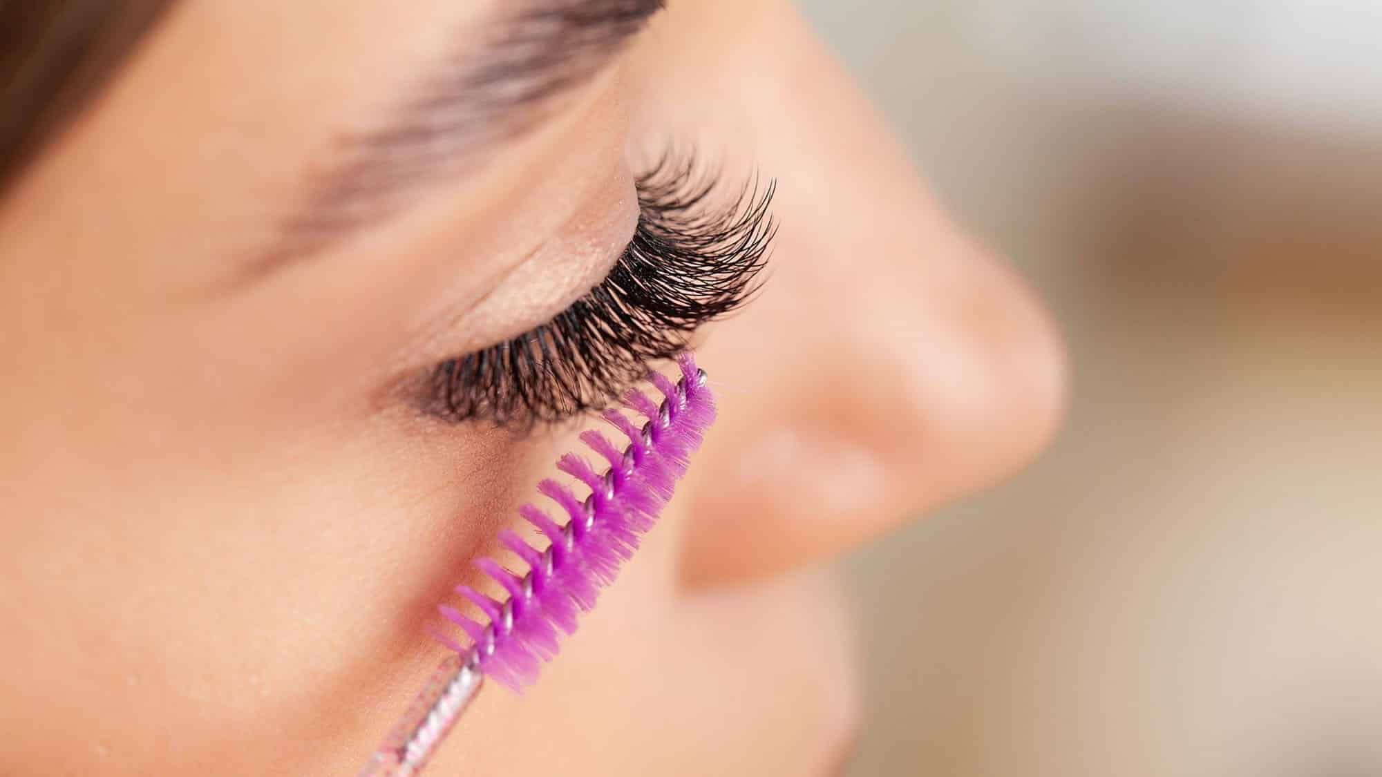 How to apply mascara