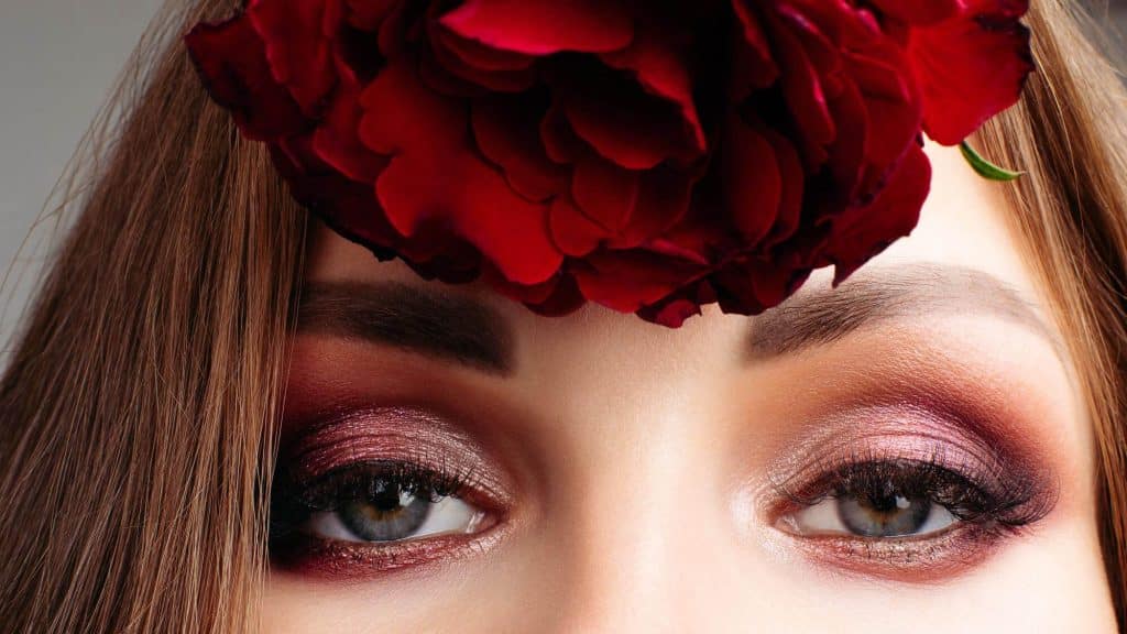 How do I put on eyeshadow?