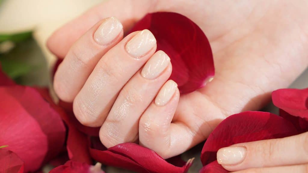 Laminate nail art with no skin sensitivity